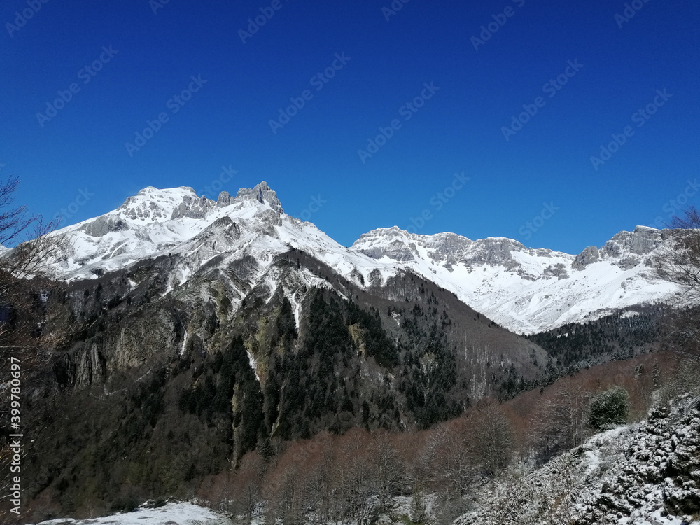 Montagnes du cirque de Lescun, au Béarn, en vallée d'Aspe, dans les Pyrénées Atlantiques