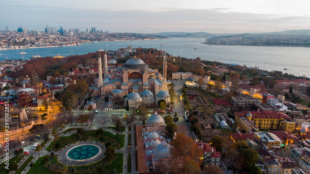 Obraz premium Turkey's largest city at dawn. Aerial view of Hagia Sophia mosque and view of Istanbul