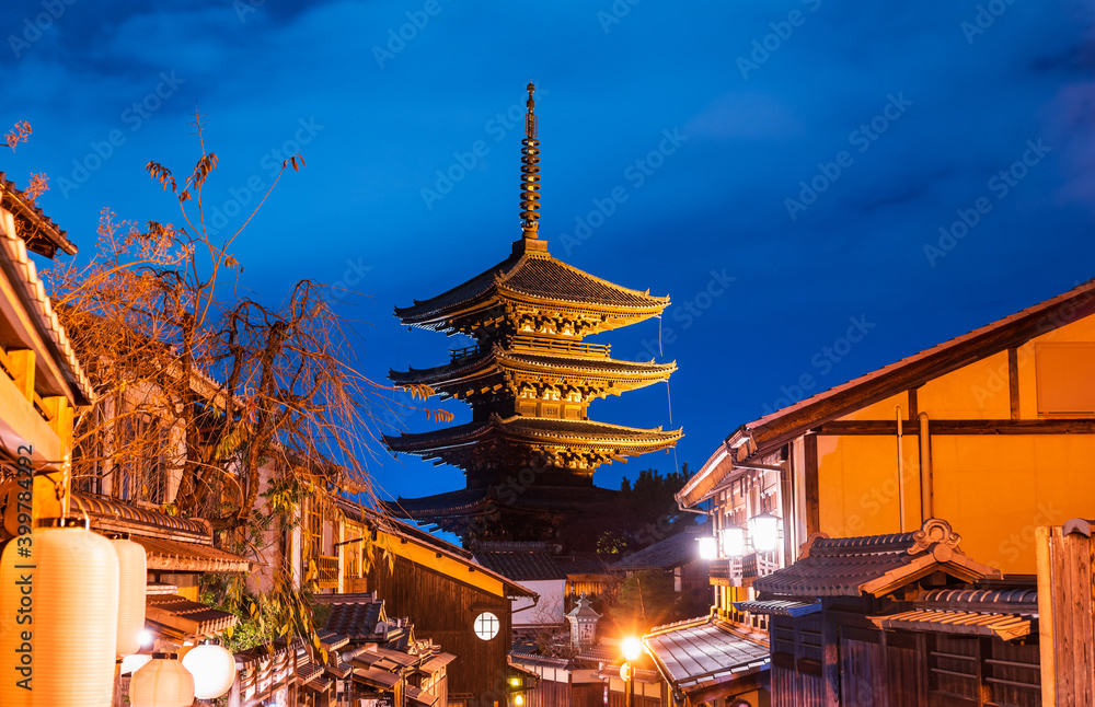 Obraz premium 京都 八坂の塔 夜景