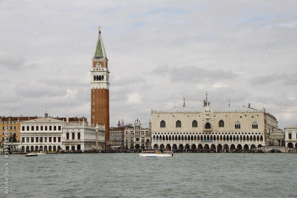 Eingang von Venedig ,Campanile und Dogenpalast Eingang von Venedig ,Campanile und Dogenpalast