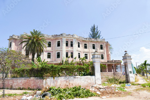 Fényképezés Cuba Ambandoned and ruined bourgeois house on a street in Havana