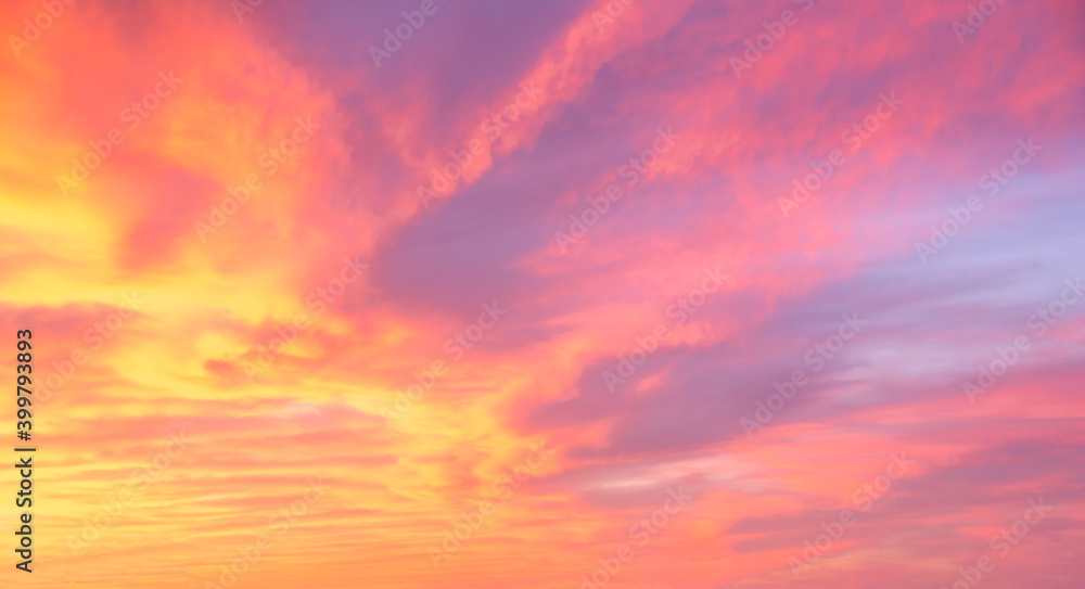 Obraz premium Fantastic view dramatic sunset with twilight color sky and clouds. Background of colorful sky concept.