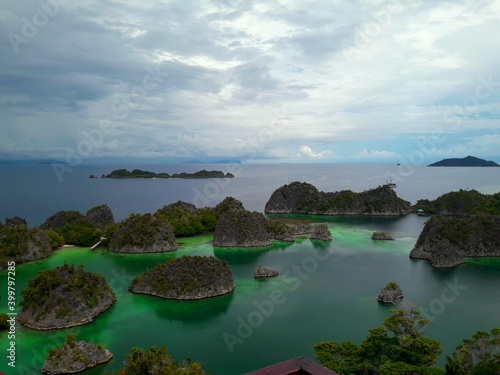 This photo is a vacation photo at Piaynemo tourist attraction. clear sea water and beautiful nature. nicknamed 