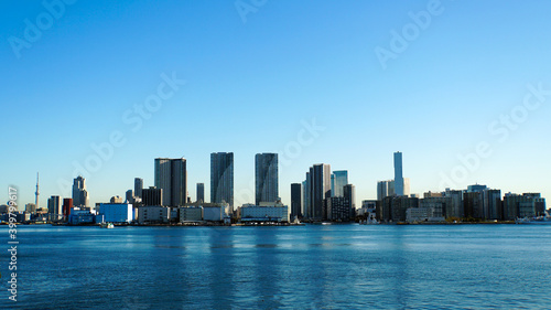 快晴の東京湾を臨む東京のビル群 © ToYoPHoTo