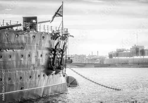 Fotografia Bow cannons on the battle cruiser Aurora built in the 19th century on the Neva river in St