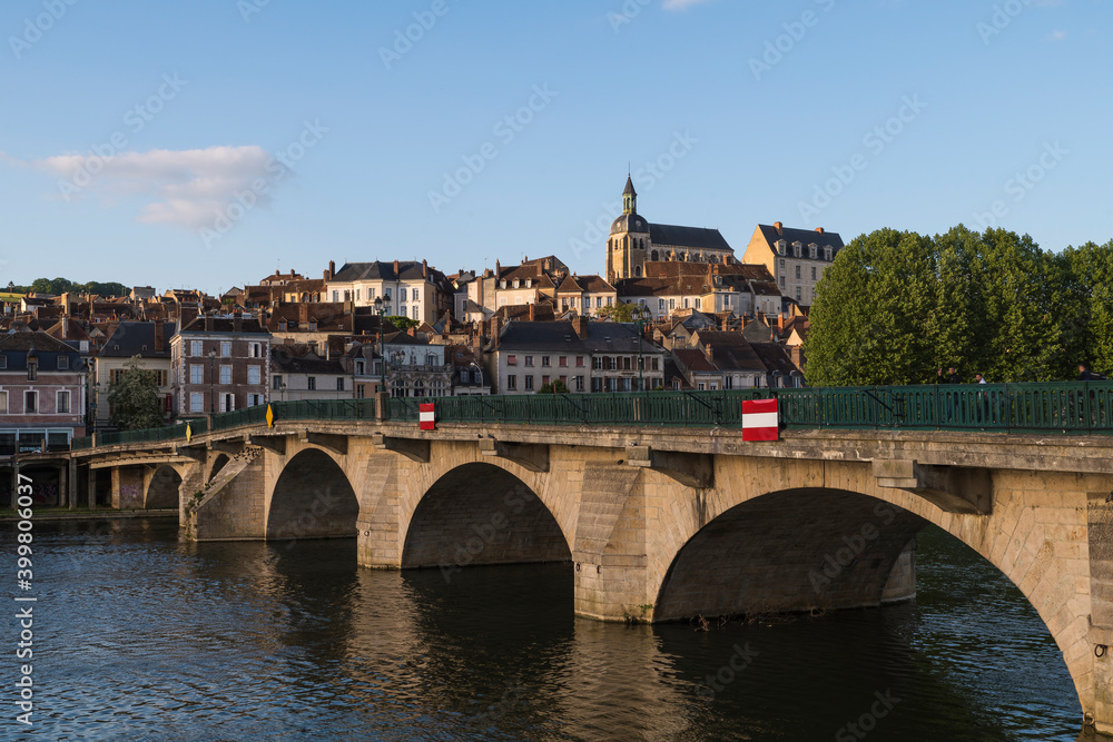 Passage obligé pour passer de l'autre coté de l'Yonne ce pont.