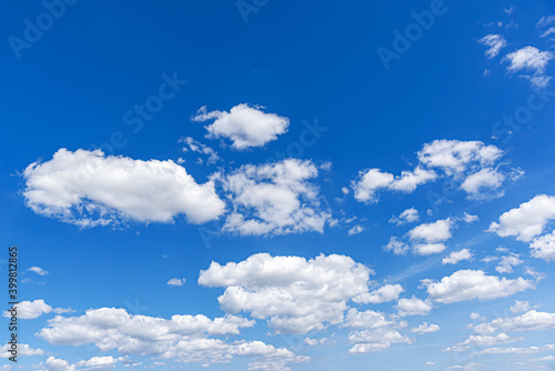 Fototapeta Naklejka Na Ścianę i Meble -  White clouds in the deep blue sky.