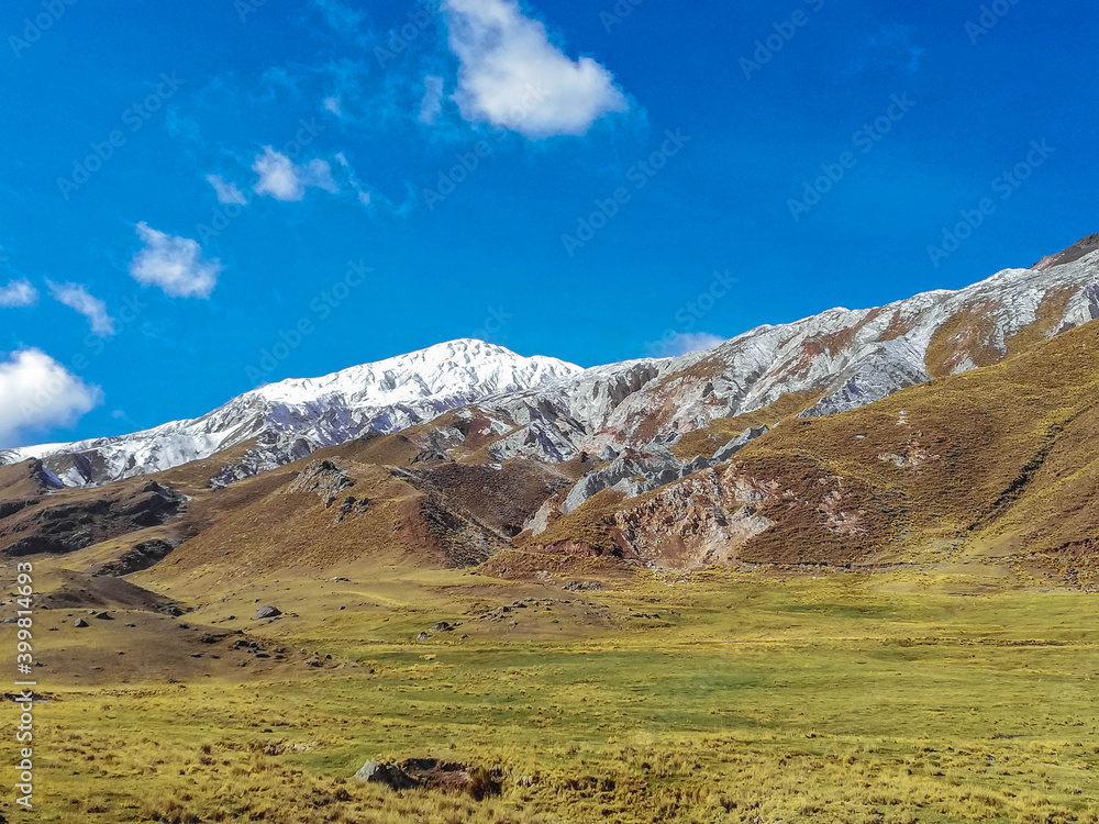 Montañas nevadas en los andes peruanos