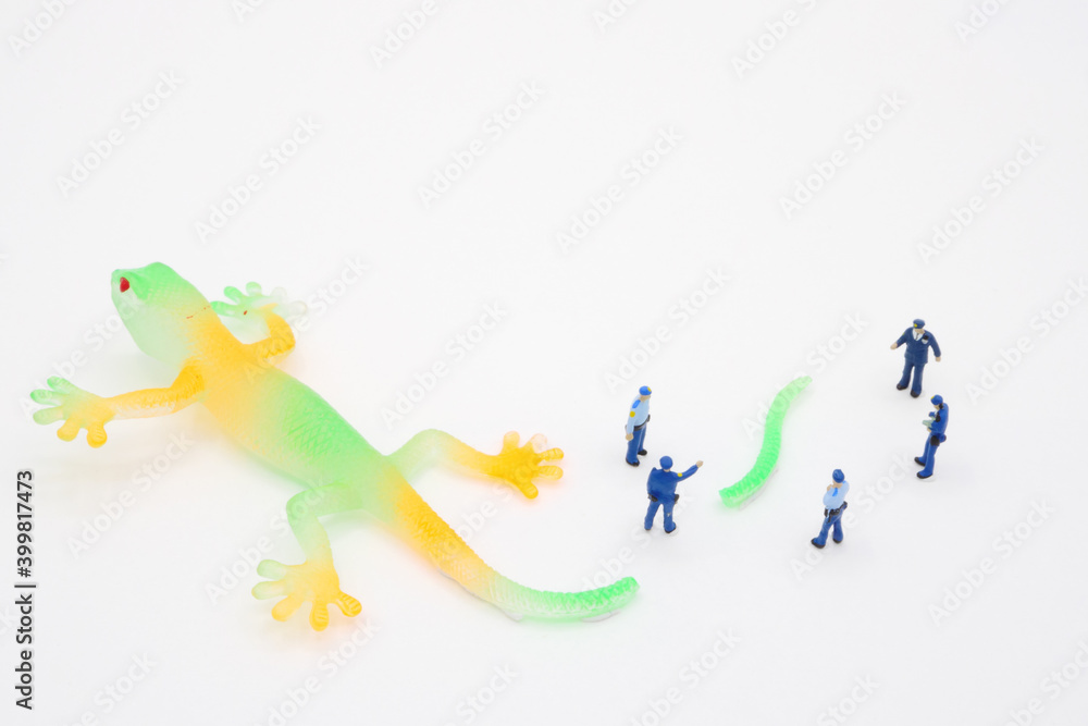 Fototapeta premium トカゲのしっぽ切りを囲む警察官のミニチュア