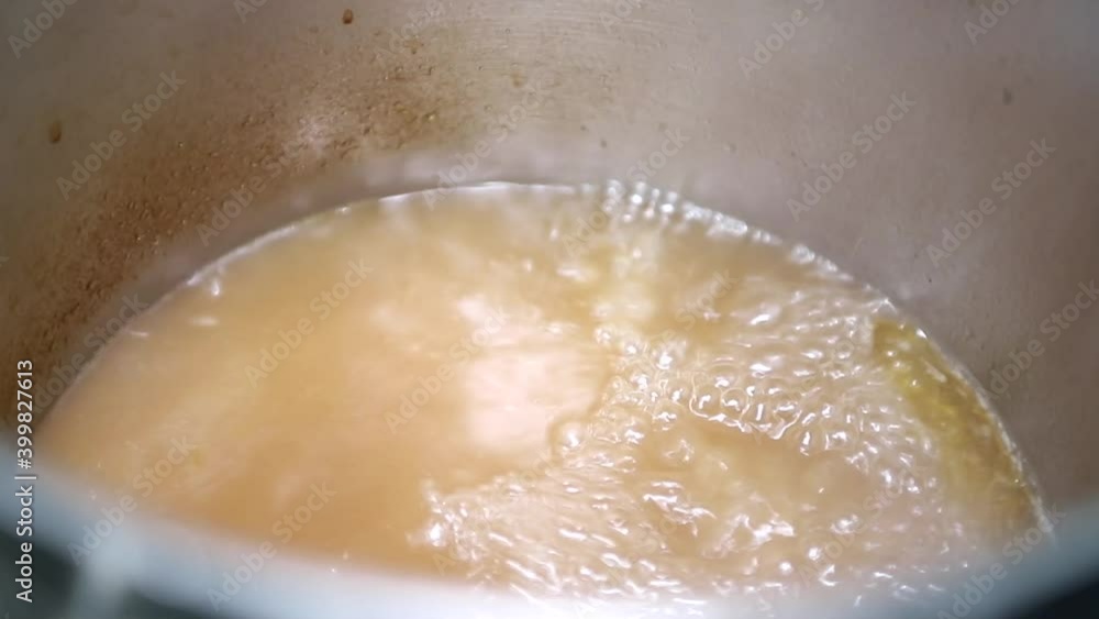 Olla con caldo hirviendo Olla con caldo hirviendo