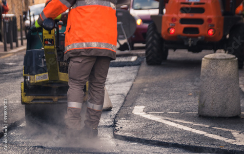 Obraz na płótnie Travaux sur la chaussée: des ouvriers en train de refaire le revêtement de la ro