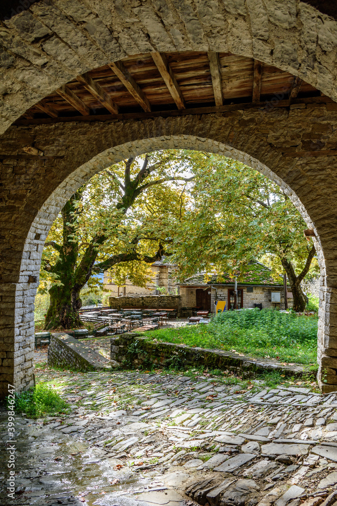Obraz premium The picturesque village of Koukouli during fall season with its architectural traditional old stone buildings located on Tymfi mount, Zagori, Epirus, Greece, Europe