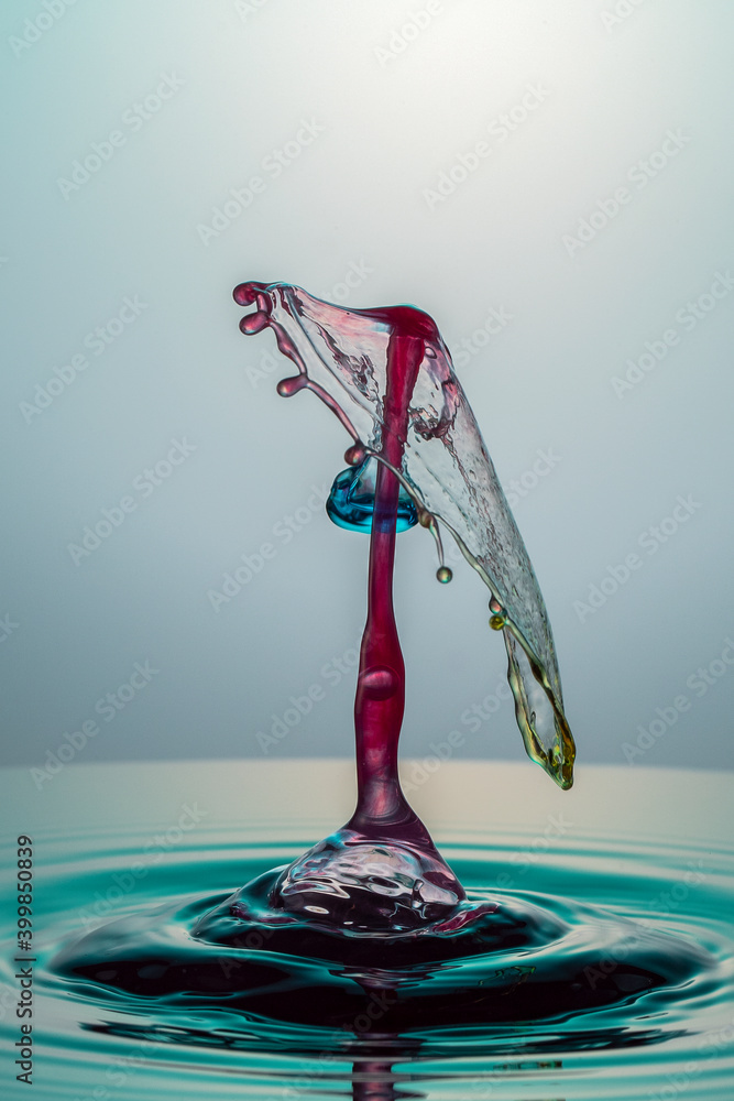 ein Wassertropfen trifft auf einen anderen Tropfen und bildet eine Abstrakte Form ein Wassertropfen trifft auf einen anderen Tropfen und bildet eine Abstrakte Form