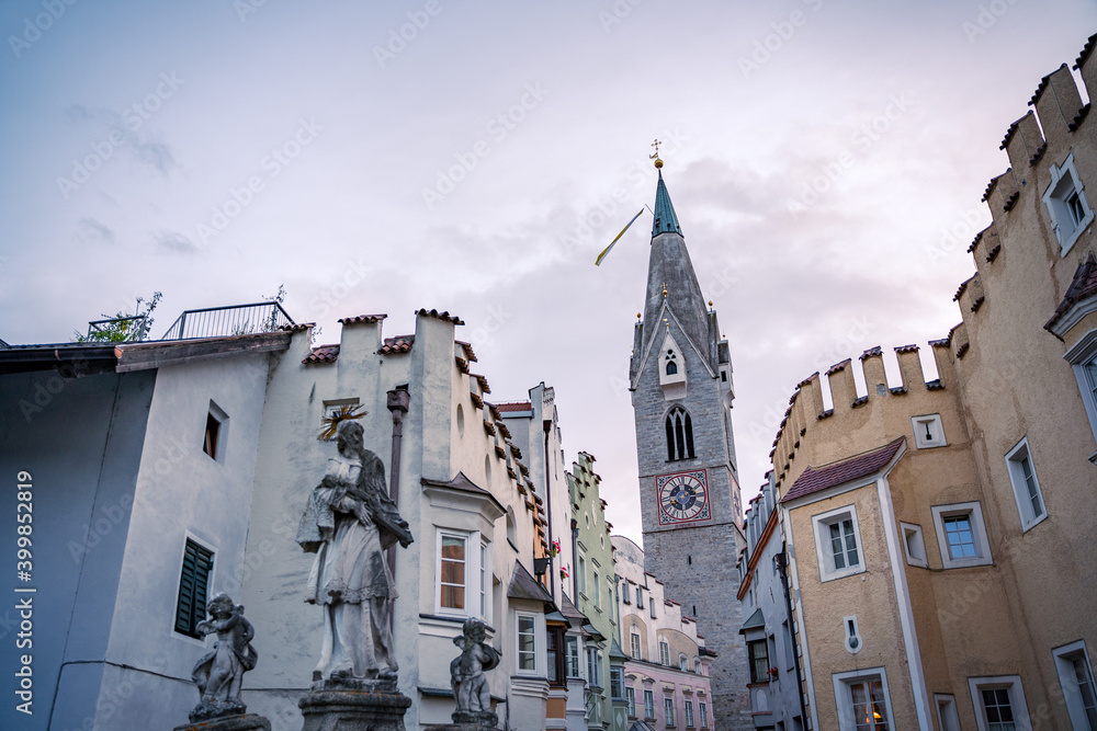 Obraz premium view on old town of brixen with church tower