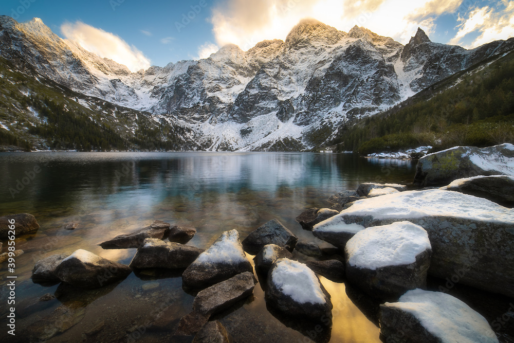 Naklejka premium Lake in mountain landscape 