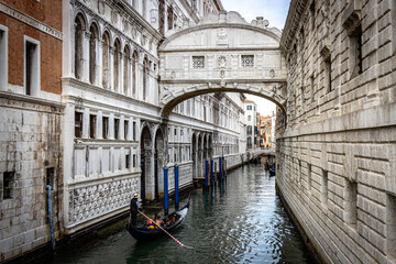 Fototapete Seufzerbrücke Seufzerbrücke Venedig stilles Kanalwasser  © Andrea Aigner