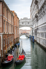Fototapete Seufzerbrücke Seufzerbrücke Venedig mit Gondeln am Wasser  © Andrea Aigner
