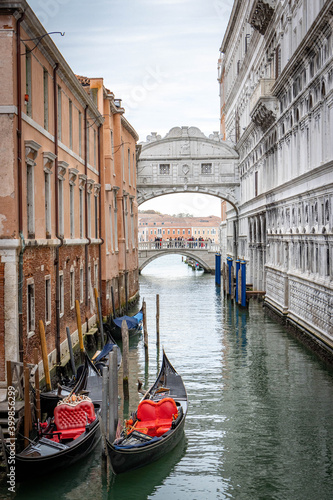 Fotografia Bridge of Sighs in Venice with gondolas