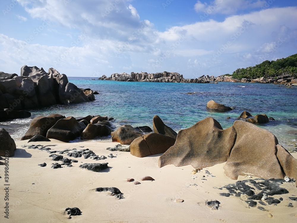 Obraz premium La Digue island beach with cliffs in Seychelles