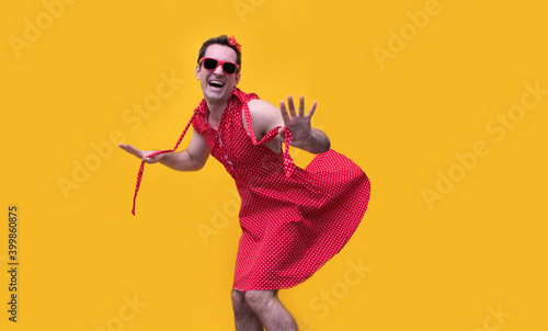 Homosexuelle Person im roten Kleid