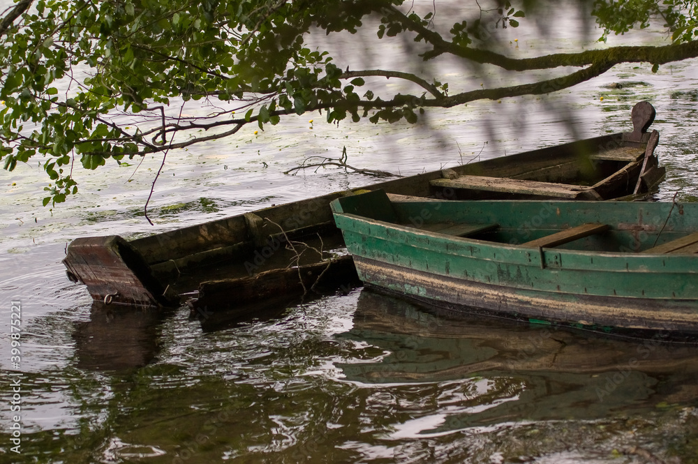 Stare porzucone łodzie drewniane na wodzie