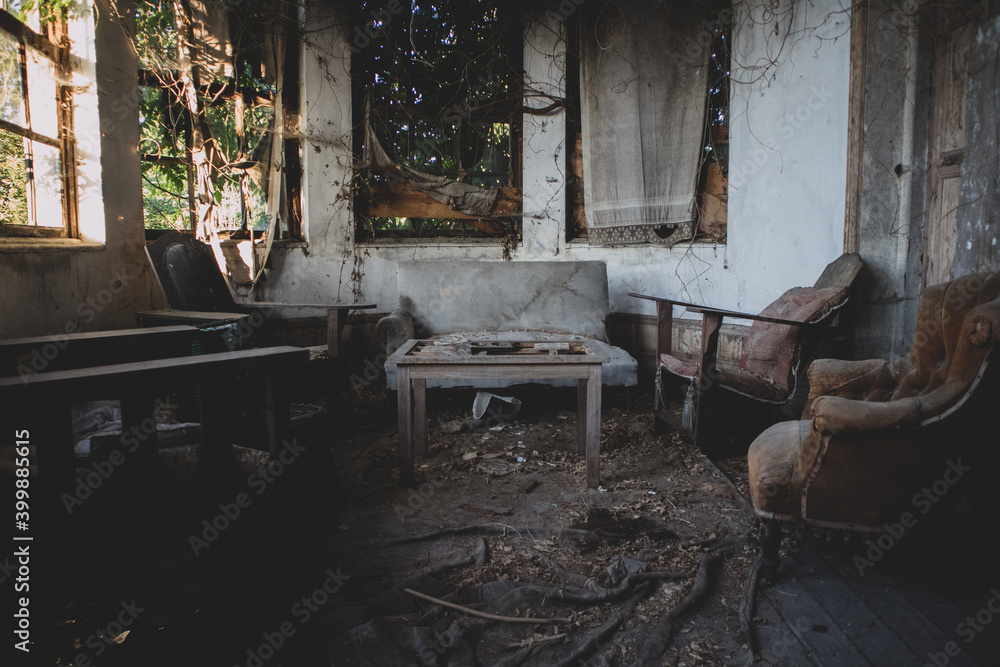 Obraz premium old abandoned house