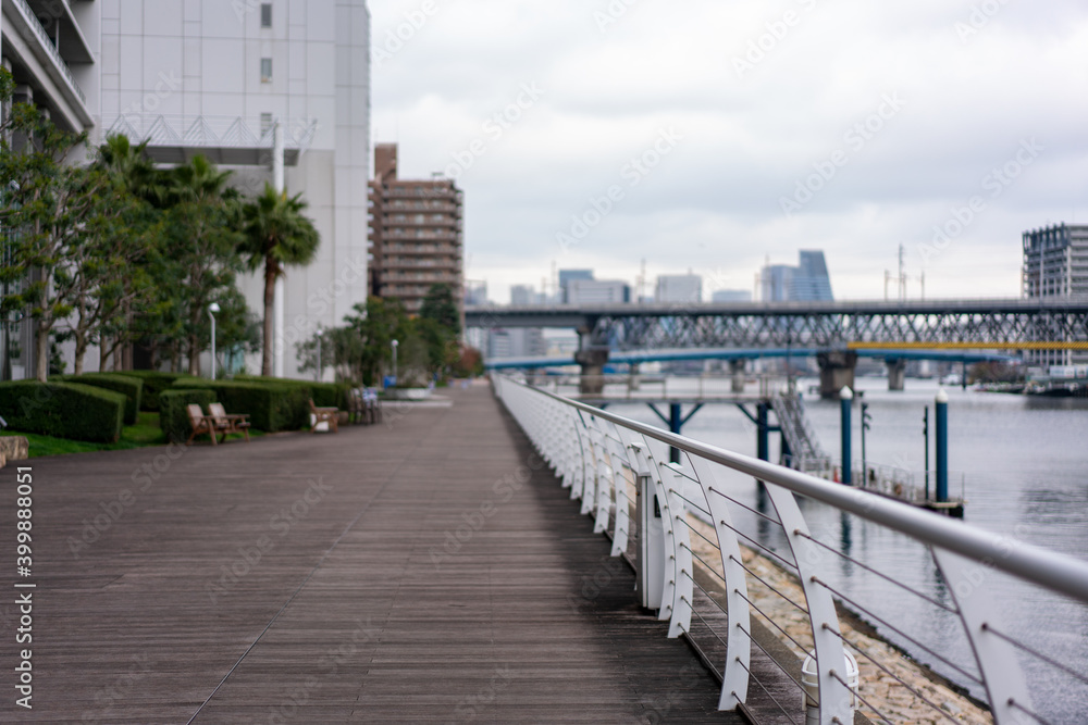 都会の中の運河