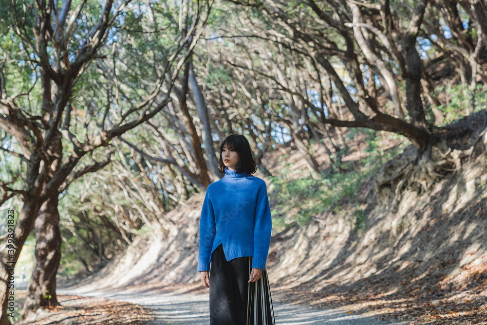 山道を散策する女性 山道を散策する女性