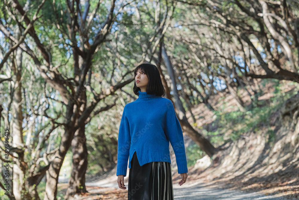 山道を散策する女性