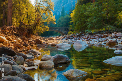 Billede på lærred A creek with rocks and trees in Yosemite