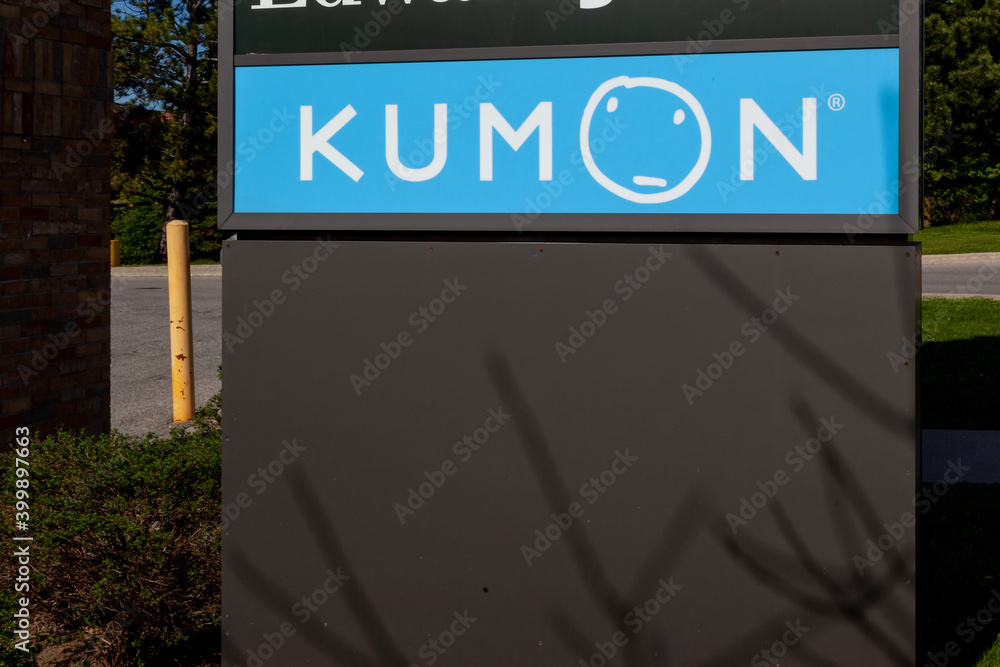 Foto de Newmarket, Ontario, Canada May 22, 2020 A Kumon sign at one