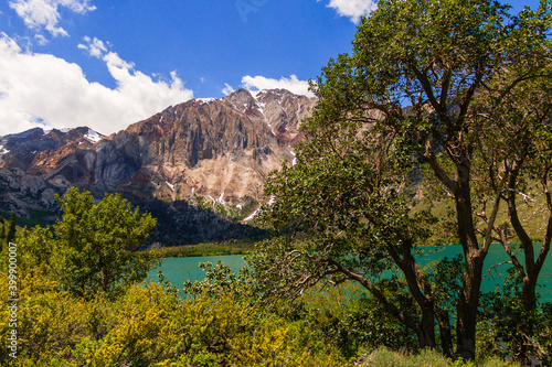 Fototapeta Naklejka Na Ścianę i Meble -  Mountains and a lake in the eastern Sierra Nevada 