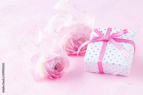 ピンクのラナンキュラスとお洒落なプレゼント