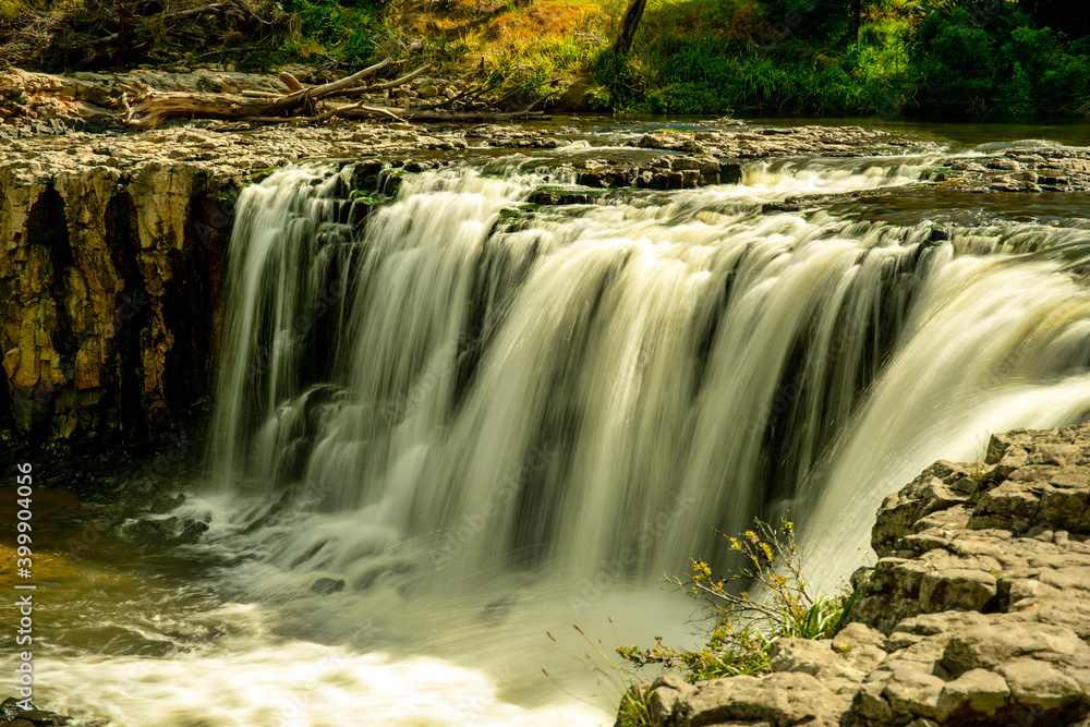 Obraz premium Beautiful powerful Haruru waterfall in Paihia in the Bay of Islands in New Zealand
