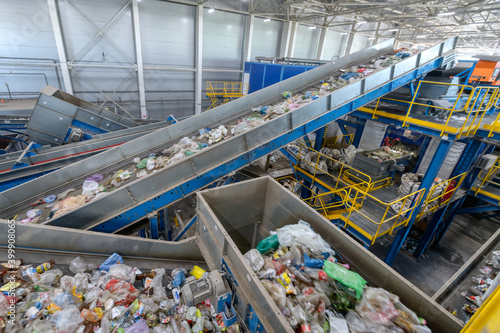 Foto Waste sorting plant conveyors filled with various household waste