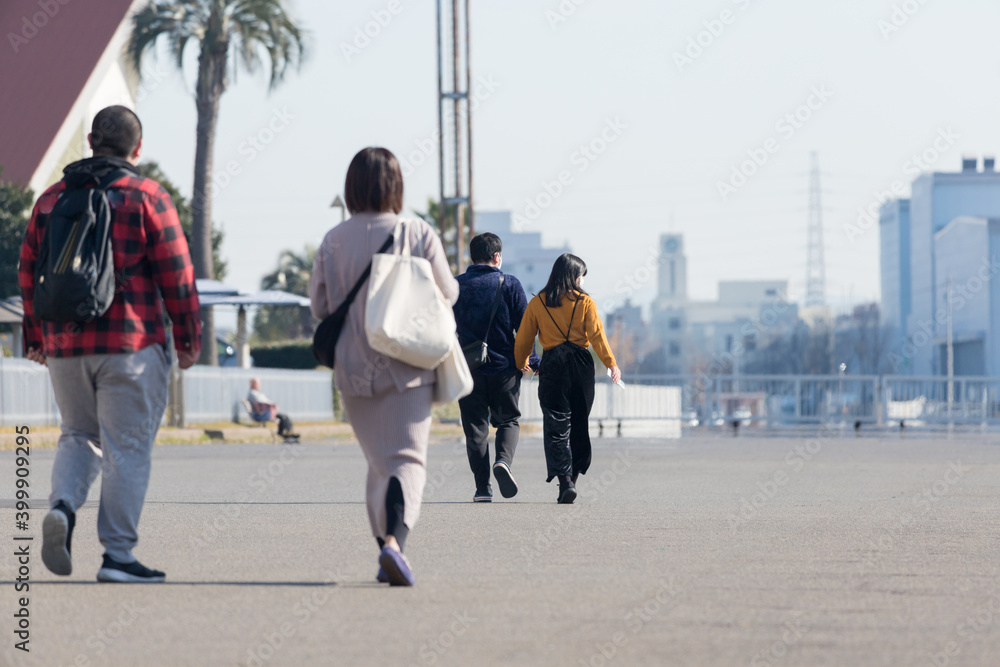 Obraz premium 冬の港の海岸で散歩している男女カップルの姿