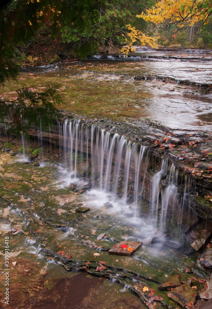Fototapeta premium 518-49 AuTrain Falls in Autumn