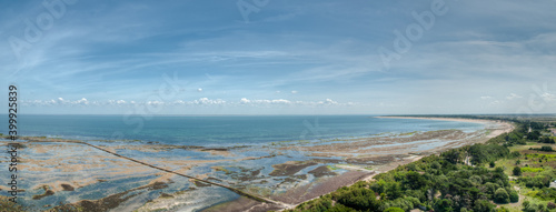 panoramique sur plage de l'île de Ré en été en France vu du phare