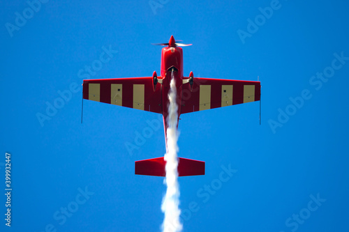 Aerobatic airplane accrobatic