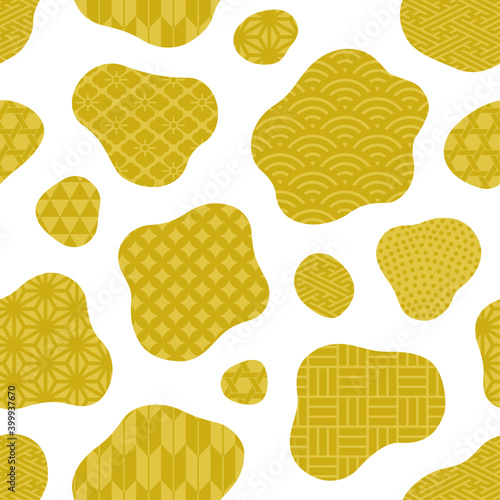 和柄の入った金色の牛柄のパターン