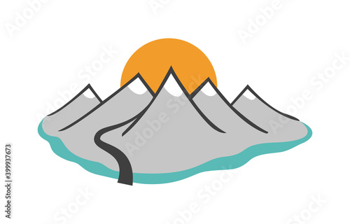 Ein Bergpfad schlängelt sich den Berggipfel entgegen im Sonnenuntergang 