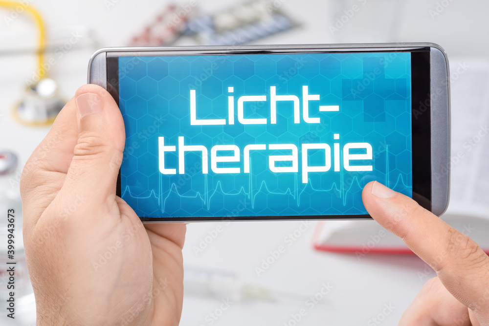 Smartphone mit dem Text Lichttherapie auf dem Display Smartphone mit dem Text Lichttherapie auf dem Display
