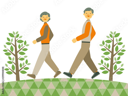 笑顔で公園を歩く夫婦