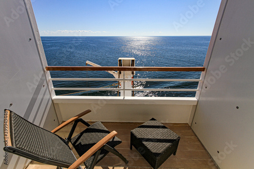 Blick vom eigenen Balkon auf einem Kreuzfahrtschiff auf's Meer