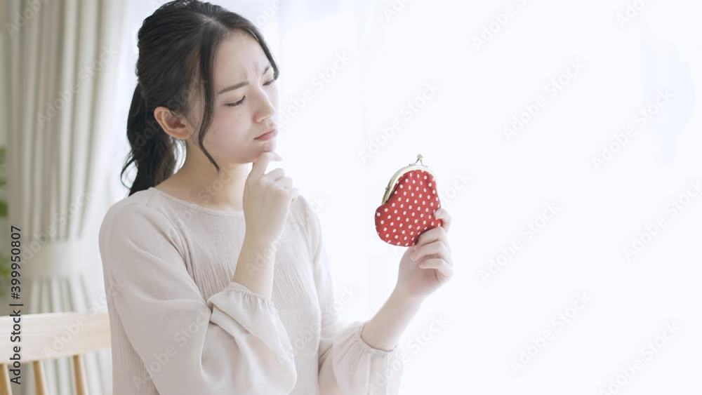 財布を持っている若い女性