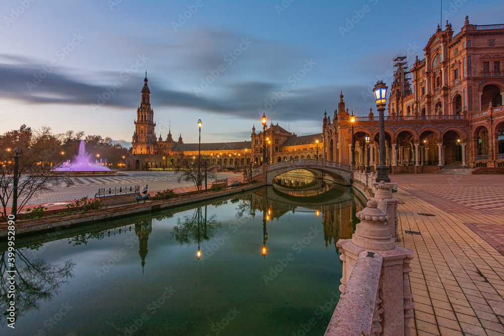 Obraz premium La Plaza de España de Sevilla al atardecer en un fantástico dia de Otoño.