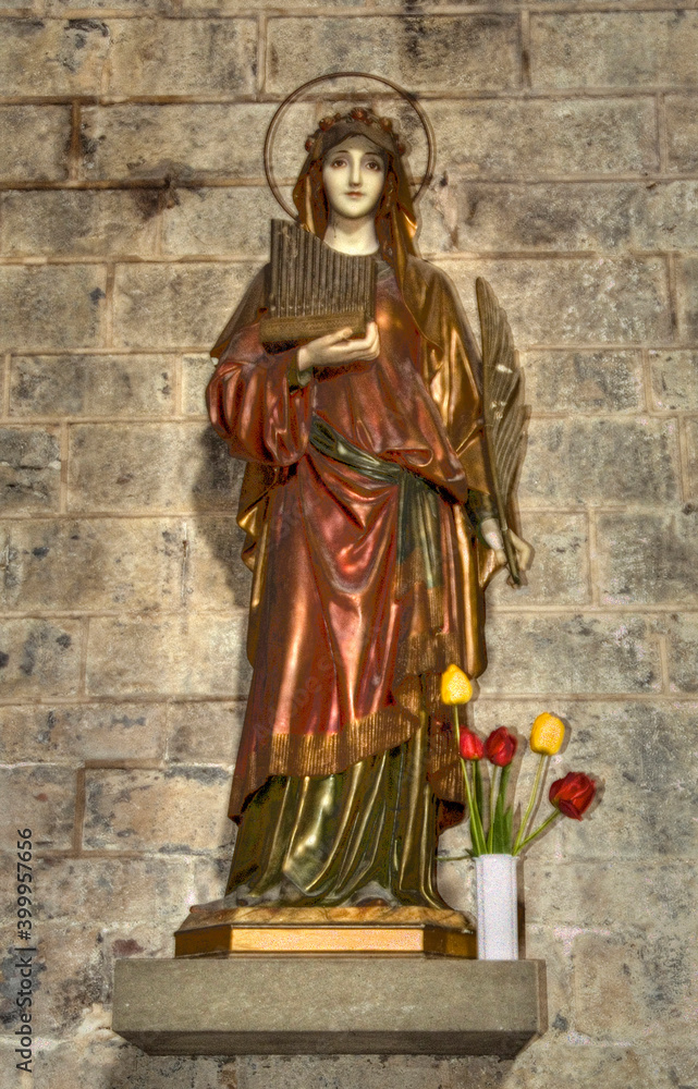 Fototapeta premium Statue de sainte Cécile dans l'église de Molló, Catalogne, Espagne