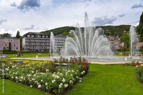Rosengarten mit Springbrunnen in Bad Kissingen   Bayern