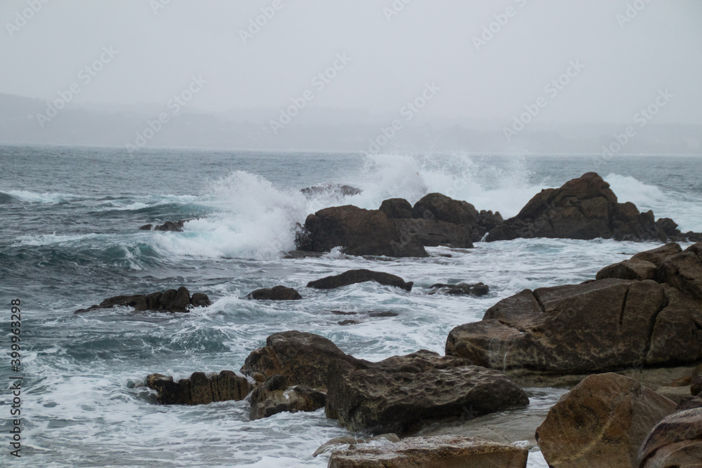 olas golpeando las rocas en el mar