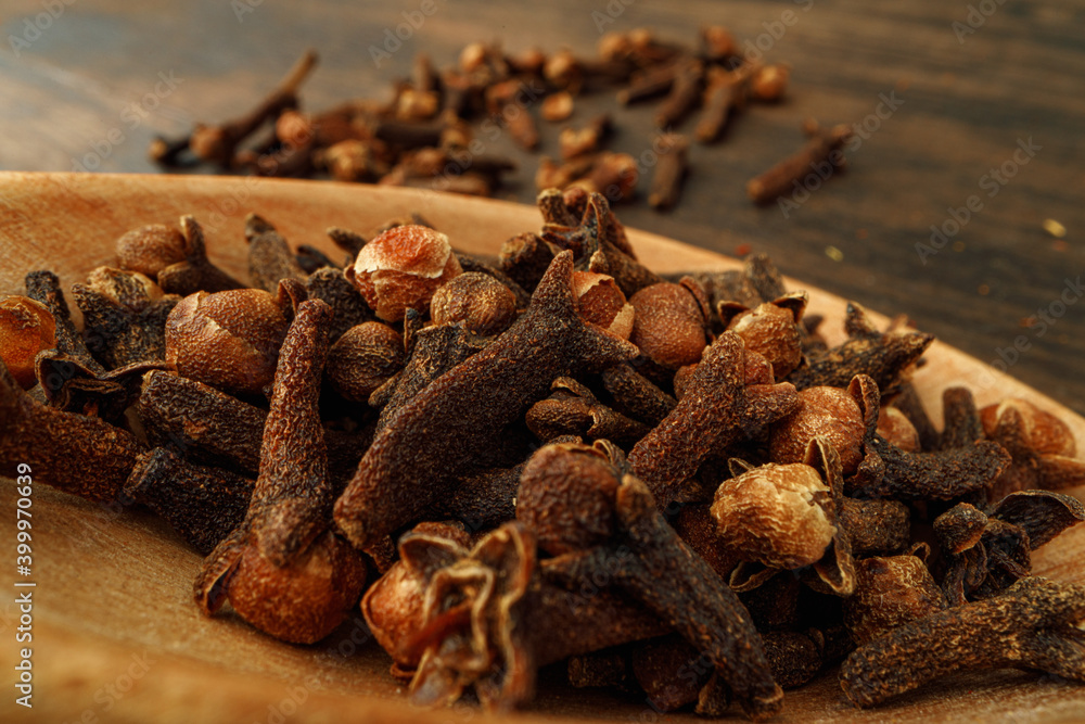 Obraz premium Heap of clove spice on wooden table